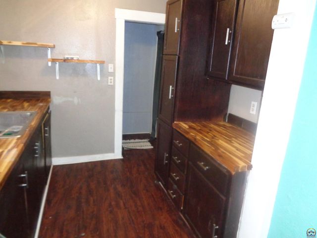 813 SW 2nd ST, Topeka, KS 66603