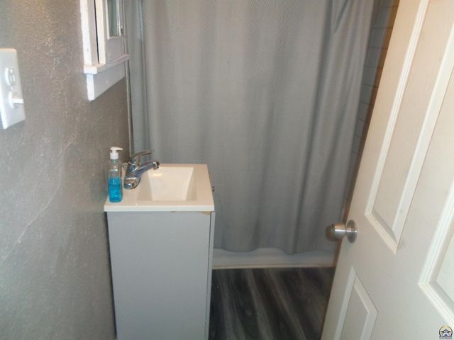 813 SW 2nd ST, Topeka, KS 66603