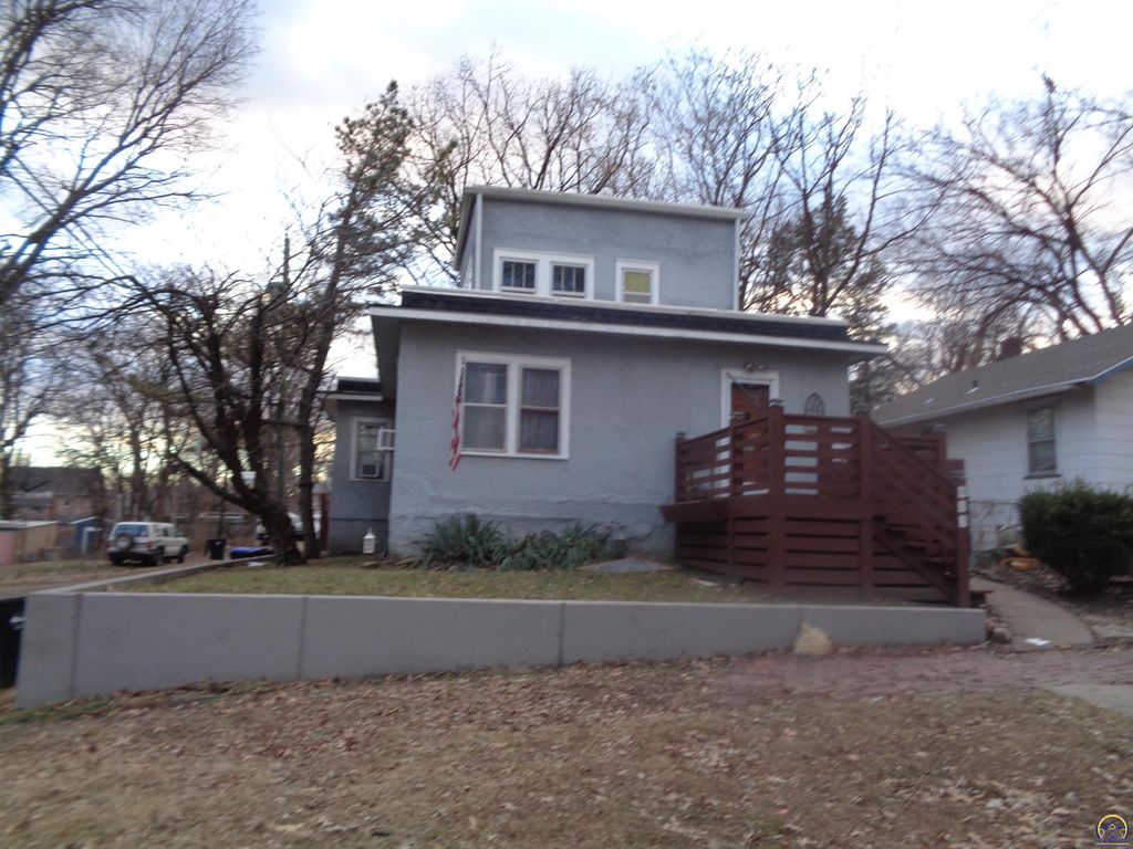 813 SW 2nd ST, Topeka, KS 66603