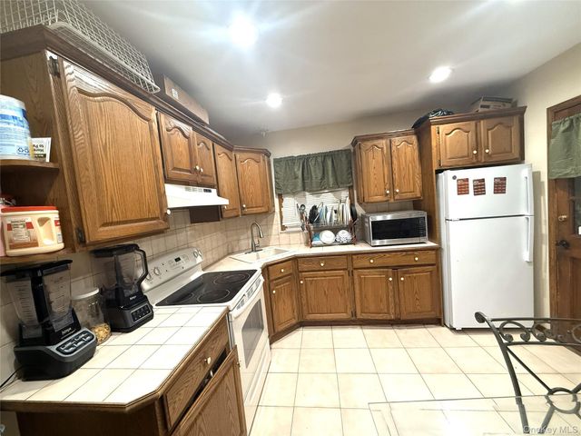 7 Clarissa Drive, Hicksville, NY 11801