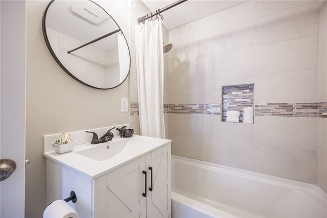 27 Woodside Lane, Greece, NY 14616