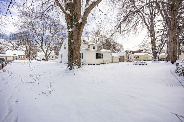 27 Woodside Lane, Greece, NY 14616