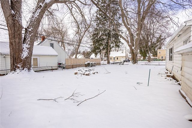 27 Woodside Lane, Greece, NY 14616