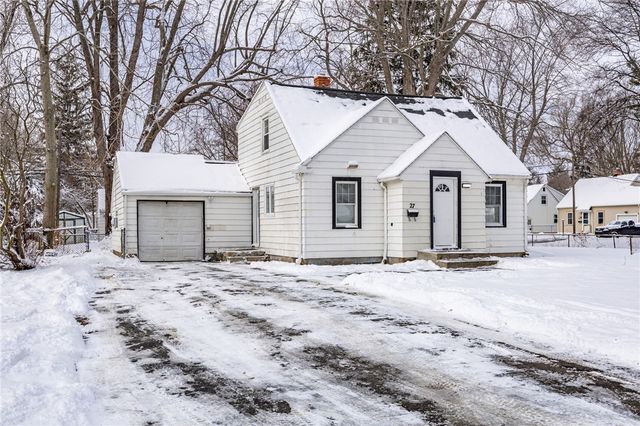 27 Woodside Lane, Greece, NY 14616