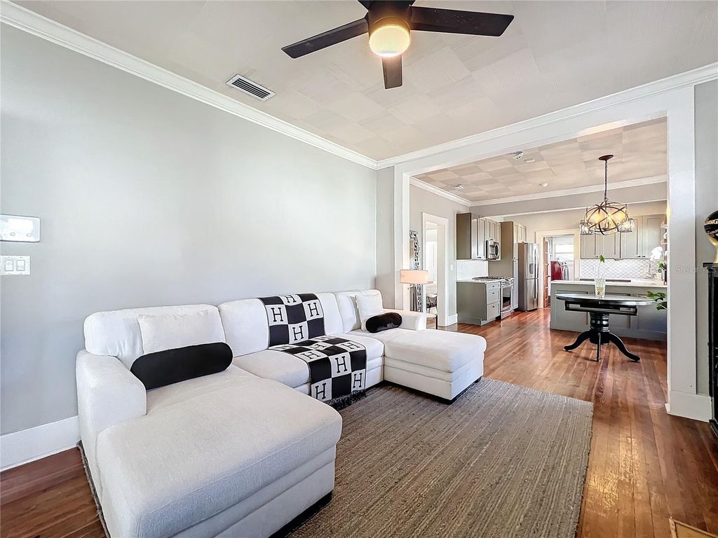 Image 15 of property listing at 16 N LAWSONA BOULEVARD, Orlando, FL 32801