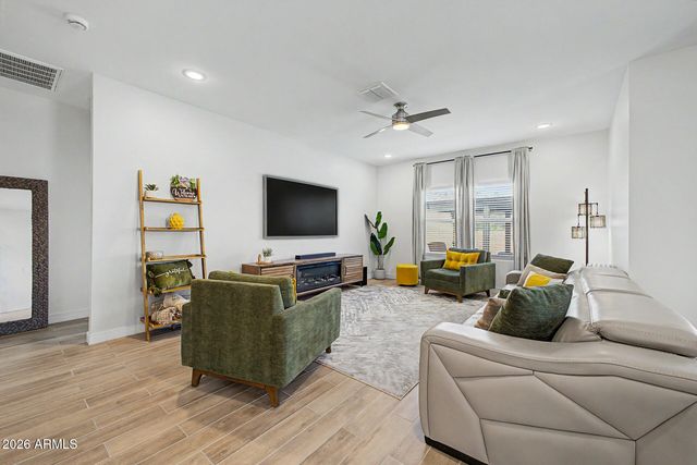 8620 W HAYWARD Avenue, Glendale, AZ 85305