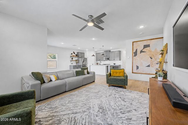 8620 W HAYWARD Avenue, Glendale, AZ 85305