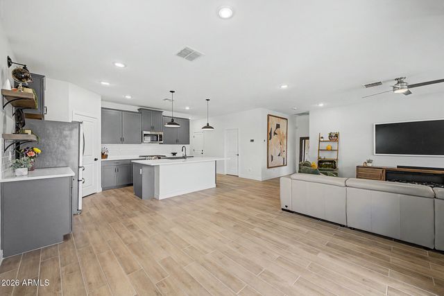 8620 W HAYWARD Avenue, Glendale, AZ 85305