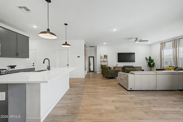 8620 W HAYWARD Avenue, Glendale, AZ 85305