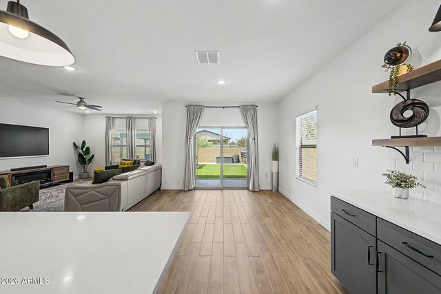 8620 W HAYWARD Avenue, Glendale, AZ 85305