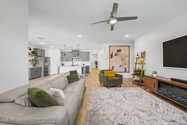8620 W HAYWARD Avenue, Glendale, AZ 85305