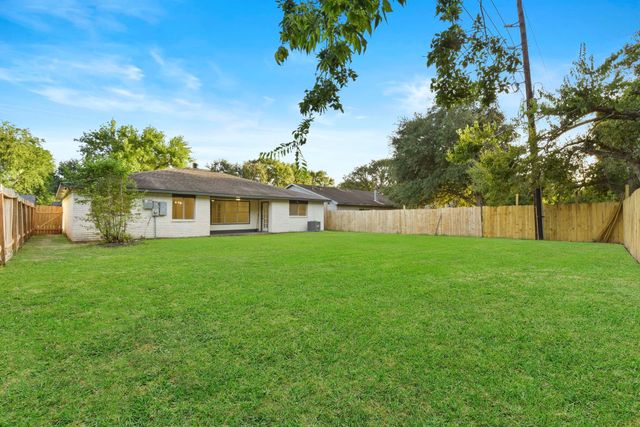 2322 Aprilmont Drive, Sugar Land, TX 77498