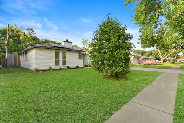 2322 Aprilmont Drive, Sugar Land, TX 77498