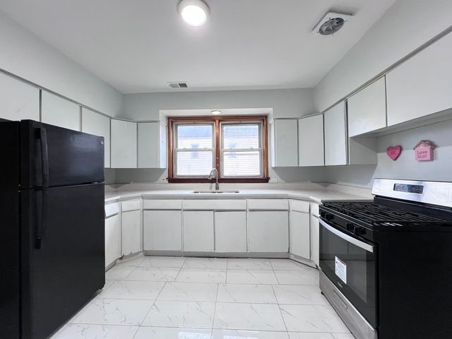 5217 S Hermitage Avenue 2F, Chicago, IL 60609