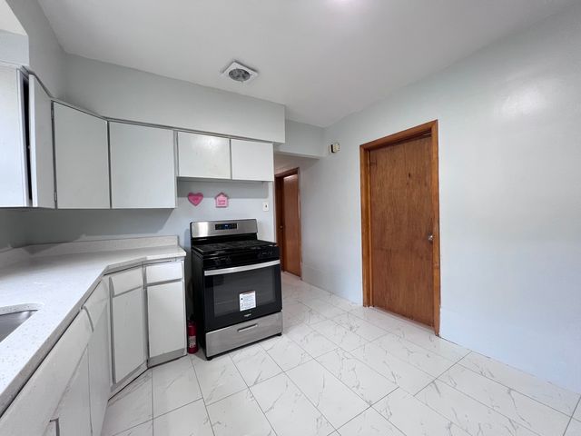 5217 S Hermitage Avenue 2F, Chicago, IL 60609