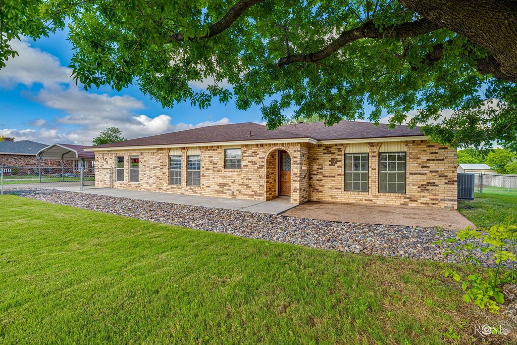Image 2 of property listing at 138 Las Lomas Drive, San Angelo, TX 76904