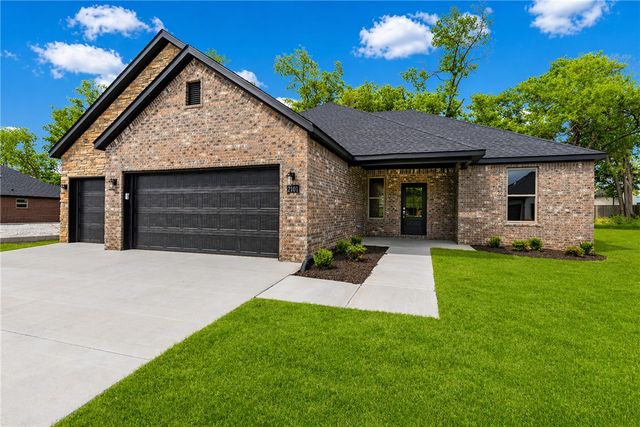 2101 N Dagan Street, Siloam Springs, AR 72761