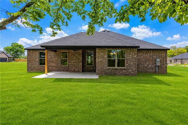 2101 N Dagan Street, Siloam Springs, AR 72761