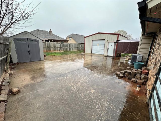 2221 NE 8th Street, Moore, OK 73160