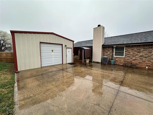 2221 NE 8th Street, Moore, OK 73160