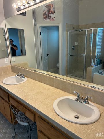 10300 Seneca Falls Avenue, Bakersfield, CA 93312
