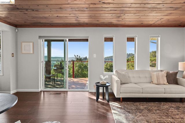 6741 Snake Rd, Oakland, CA 94611