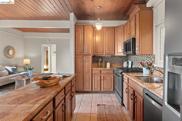 6741 Snake Rd, Oakland, CA 94611