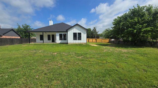 1106 East Sixth Street, Springtown, TX 76082