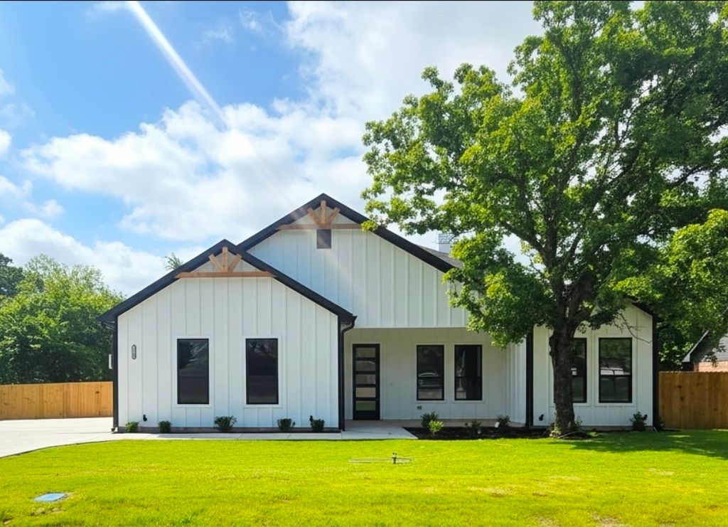 1106 East Sixth Street, Springtown, TX 76082
