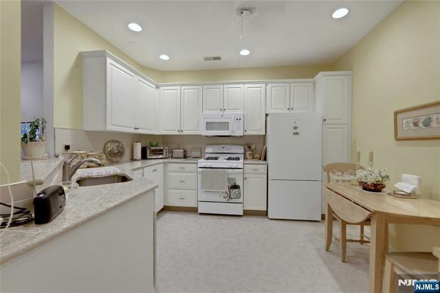 100 Ridgewood Road 215, Twp Of Washington, NJ 07676