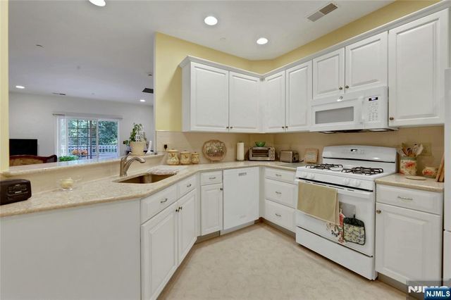 100 Ridgewood Road 215, Twp Of Washington, NJ 07676