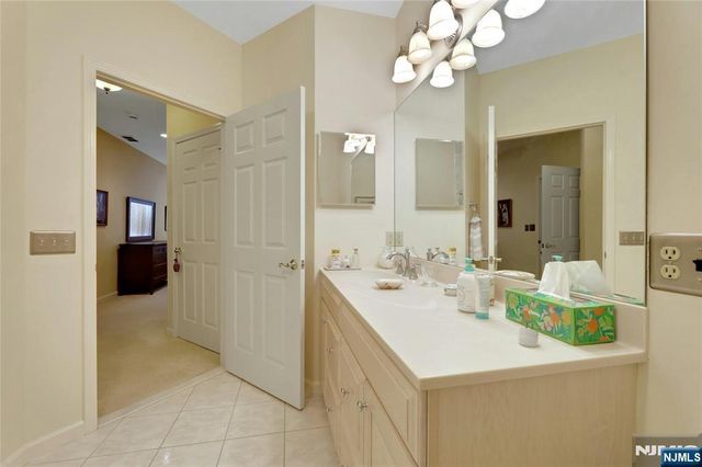 100 Ridgewood Road 215, Twp Of Washington, NJ 07676