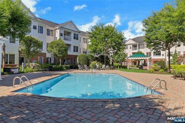 100 Ridgewood Road 215, Twp Of Washington, NJ 07676
