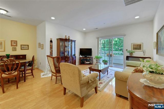 100 Ridgewood Road 215, Twp Of Washington, NJ 07676