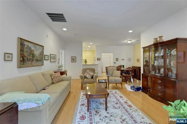 100 Ridgewood Road 215, Twp Of Washington, NJ 07676