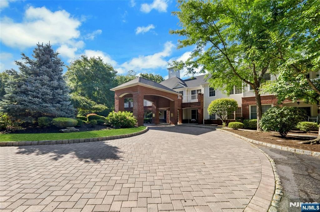 100 Ridgewood Road 215, Twp Of Washington, NJ 07676