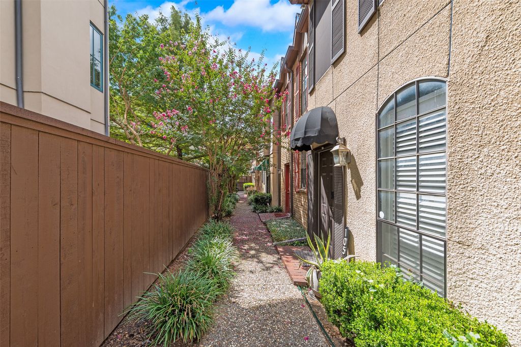 4418 Bowser Avenue 105, Dallas, TX 75219
