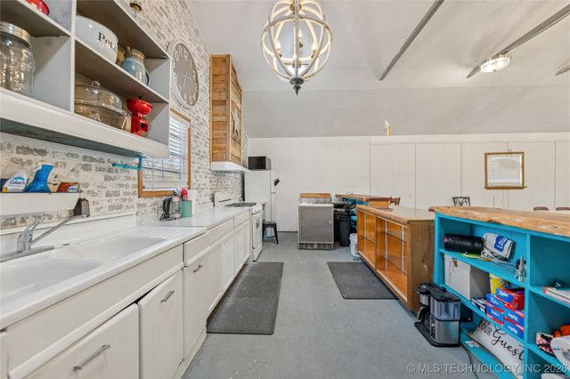 22781 S 490 Road, Tahlequah, OK 74464