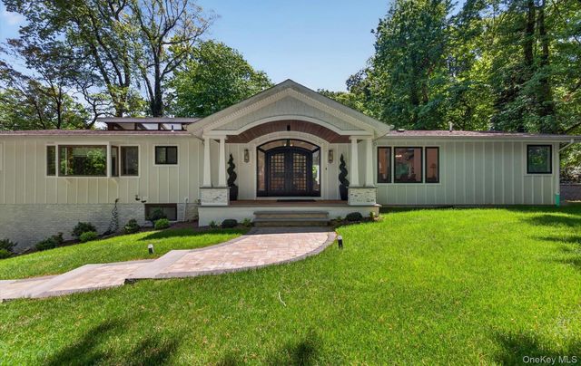 18 W Mall Drive, Huntington, NY 11743