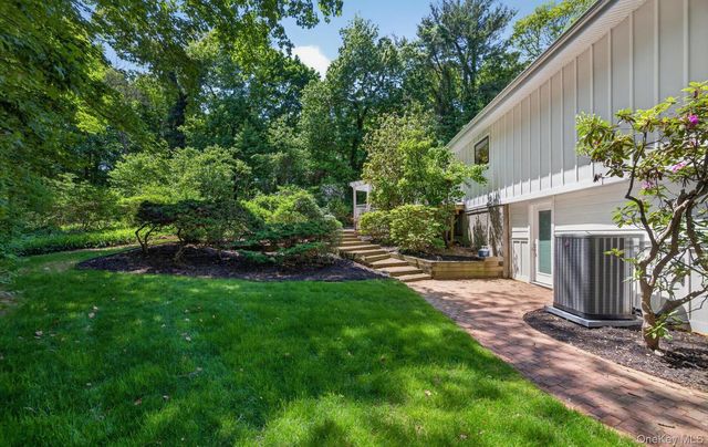 18 W Mall Drive, Huntington, NY 11743