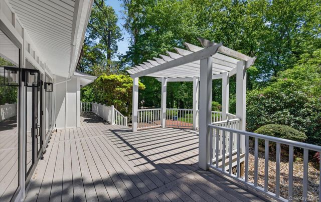18 W Mall Drive, Huntington, NY 11743