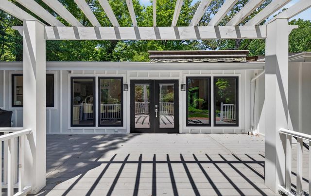 18 W Mall Drive, Huntington, NY 11743