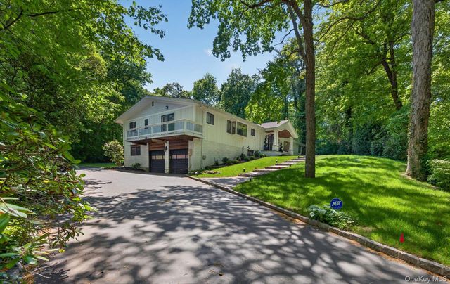 18 W Mall Drive, Huntington, NY 11743