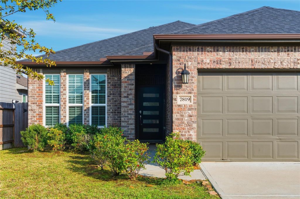 Image 4 of property listing at 7819 Wyndham Harbor Court, Richmond, TX 77407