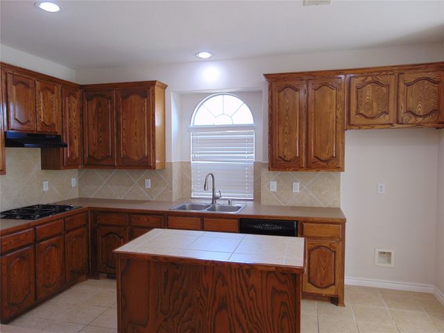 212 Crystal Lake Drive, Desoto, TX 75115