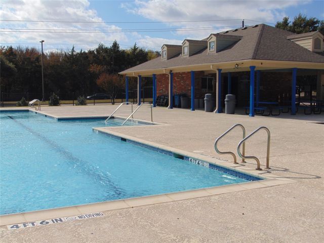 212 Crystal Lake Drive, Desoto, TX 75115