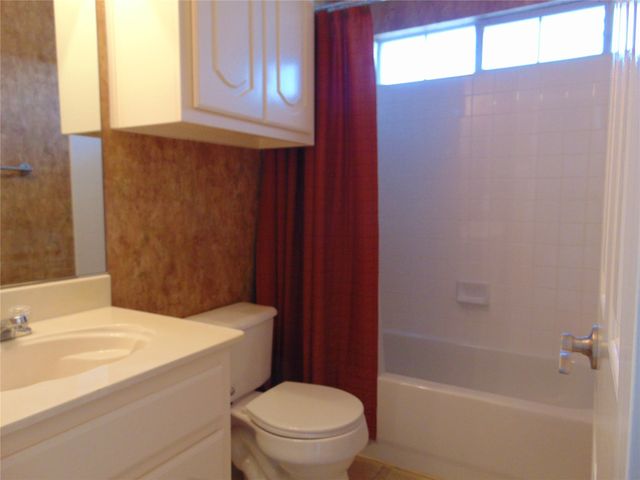 212 Crystal Lake Drive, Desoto, TX 75115