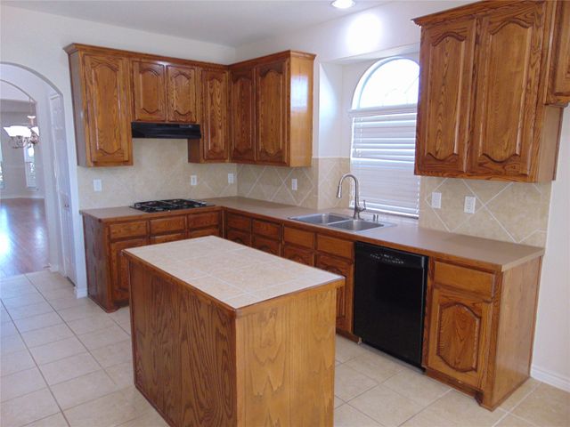 212 Crystal Lake Drive, Desoto, TX 75115