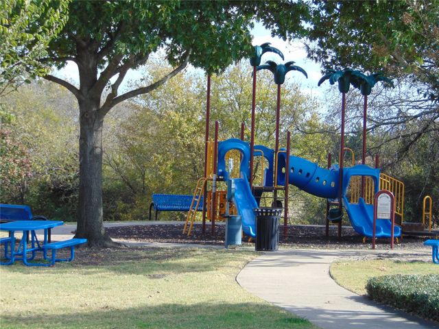 212 Crystal Lake Drive, Desoto, TX 75115