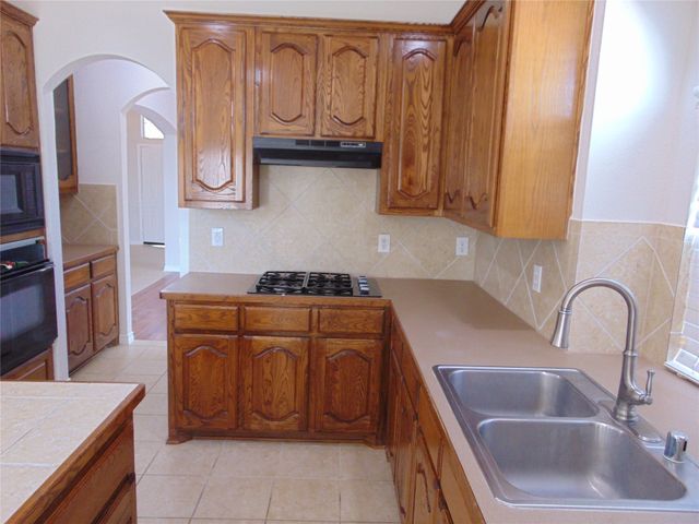 212 Crystal Lake Drive, Desoto, TX 75115